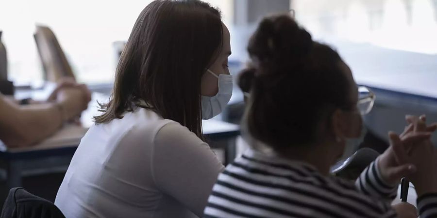 Im Kanton Waadt wird das Maskentragen auf der Sekundarschulstufe wieder eingeführt. (Archivbild).