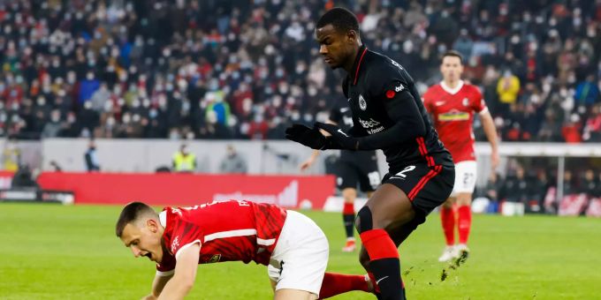 Evan Ndicka von Eintracht Frankfurt kämpft mit Freiburgs Maximilian Eggestein um den Ball. Eintracht Frankfurt