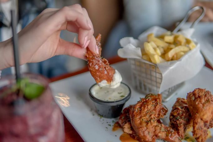 Chickenwings mit Sauce. CHickenwings