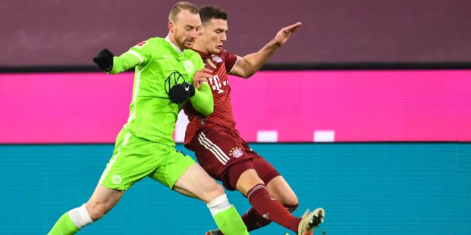 Benjamin Pavard (r.) gibt gegen Wolfsburg 83 Minuten vollen Einsatz. Dann verlässt er das Spielfeld völlig unerwartet. Arnold Benjamin Pavard