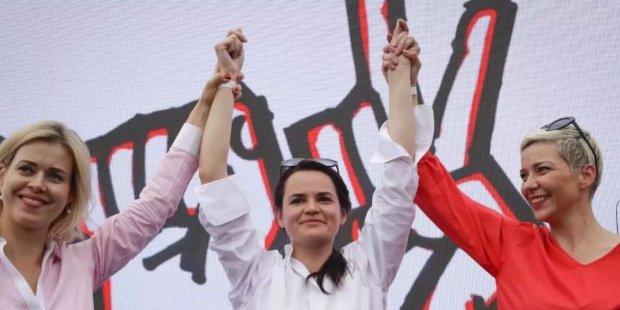 Maria Kolesnikowa (l-r), Swetlana Tichanowskaja und Veronika Zepkalo. Foto: Sergei Grits/AP/dpa