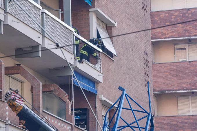 Ein Haus wurde auch vom Kran ebenfalls beschädigt. Three workers died due to the collapse of a crane in Italy