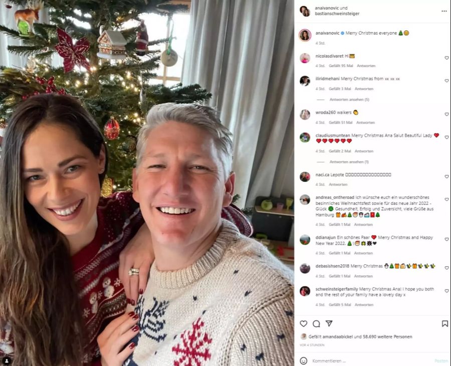 Ana Ivanovic und Ehemann Bastian Schweinsteiger senden Grüsse vor dem Christbaum.