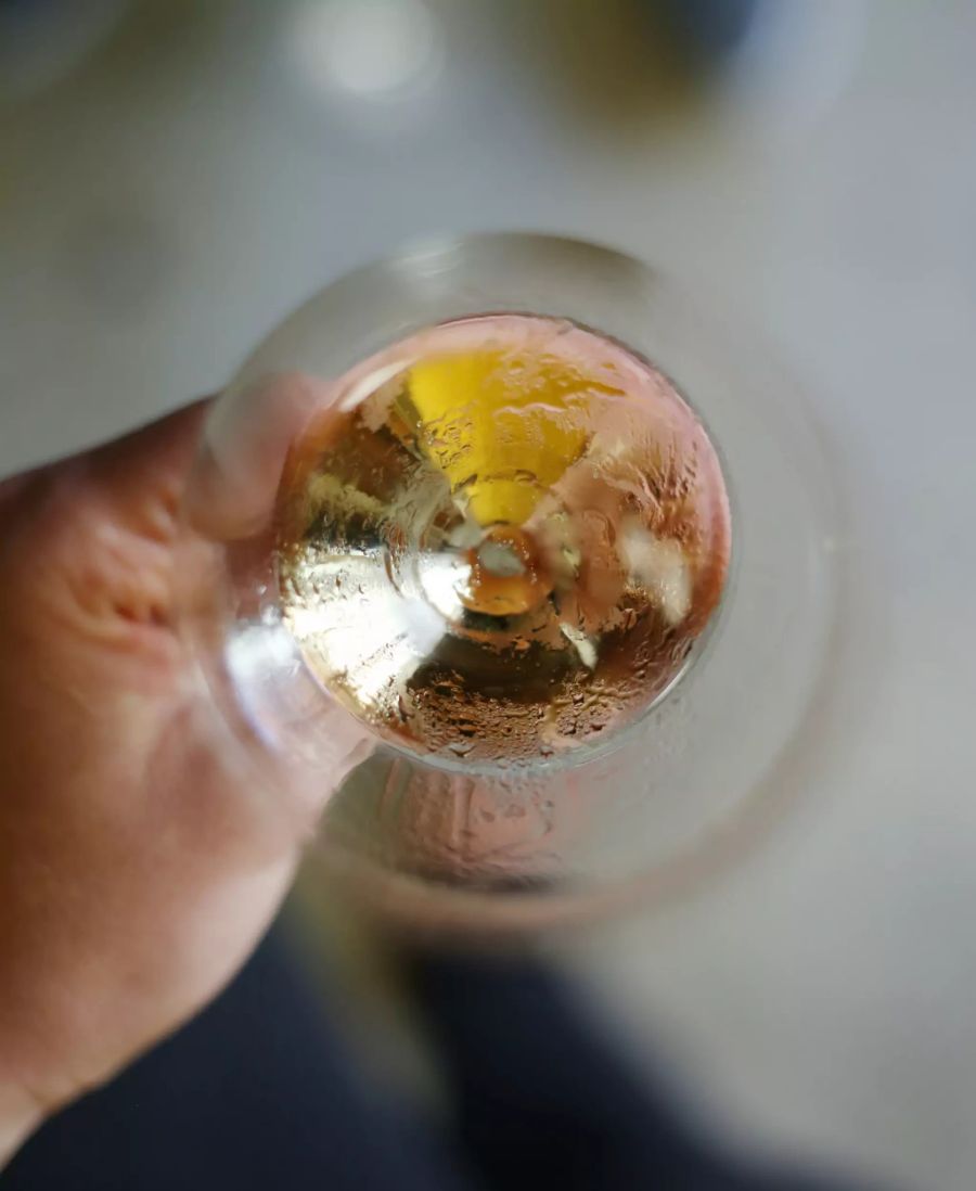 Hand Glas Champagner Obenansicht