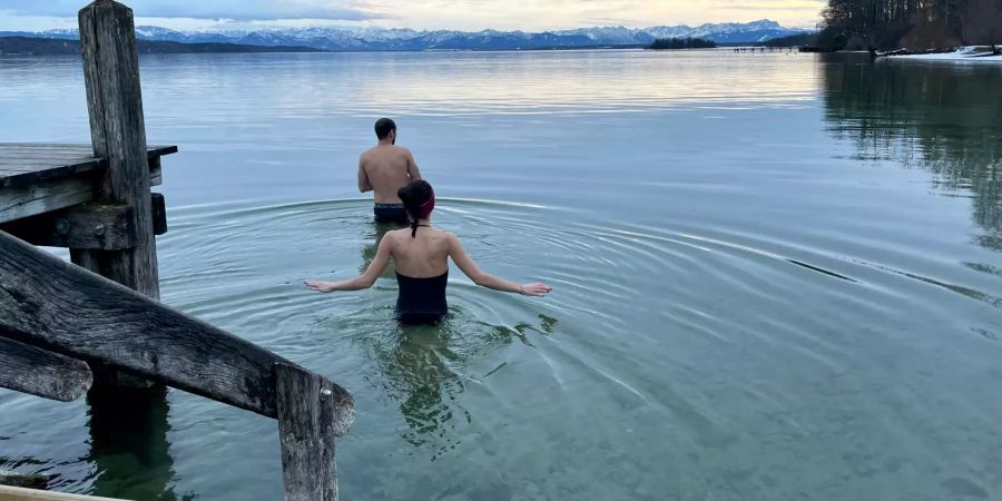 Zwei Menschen am Eisbaden