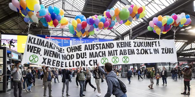 Ihnen reicht die Notlösung wohl nicht: Aktion von Extinction Rebellion im September im Zürcher Hauptbahnhof. (Archivbild) Ihnen reicht die Notlösung wohl nicht: Aktion von Extinction Rebellion im September im Zürcher Hauptbahnhof. (Archivbild)
