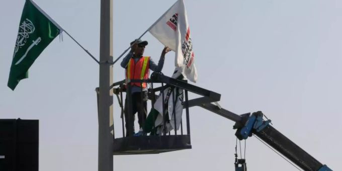 Ein Mitarbeiter hängt Flaggen an der Rennstrecke des Corniche Circuit auf: Die Formel 1 gastiert erstmals in Saudi-Arabien. Foto: Amr Nabil/AP/dpa Ein Mitarbeiter hängt Flaggen an der Rennstrecke des Corniche Circuit auf: Die Formel 1 gastiert erstmals in Saudi-Arabien. Foto: Amr Nabil/AP/dpa