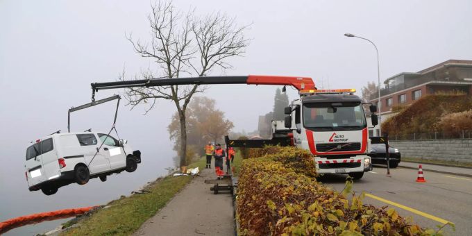 Das Auto wurde von einem privaten Abschleppunternehmen mithilfe eines Krans aus dem Wasser gehoben und abtransportiert. Unfall