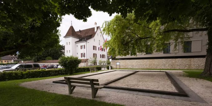 Das Amtshaus und der Petanque-Spielplatz ausserhalb der historischen Stadtmauern von Laufen. Das Amtshaus und der Petanque-Spielplatz ausserhalb der historischen Stadtmauern von Laufen.