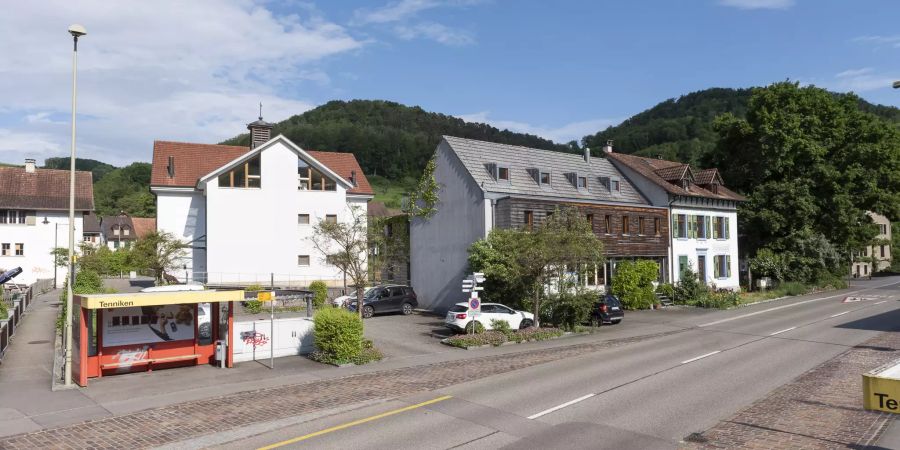 Zentrum ÖV-Haltestelle mit Schulhaus Hofmatt in Tenniken.