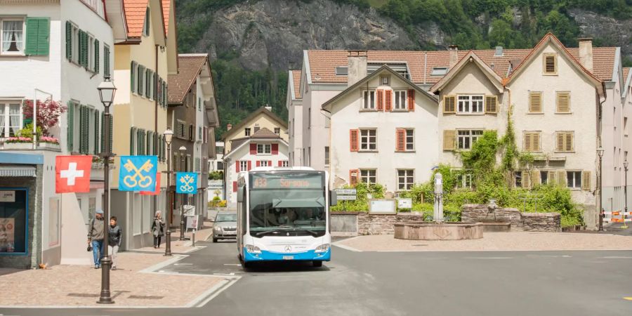 Busdurchfahrt auf dem Dorfplatz Mels im Kanton St. Gallen.