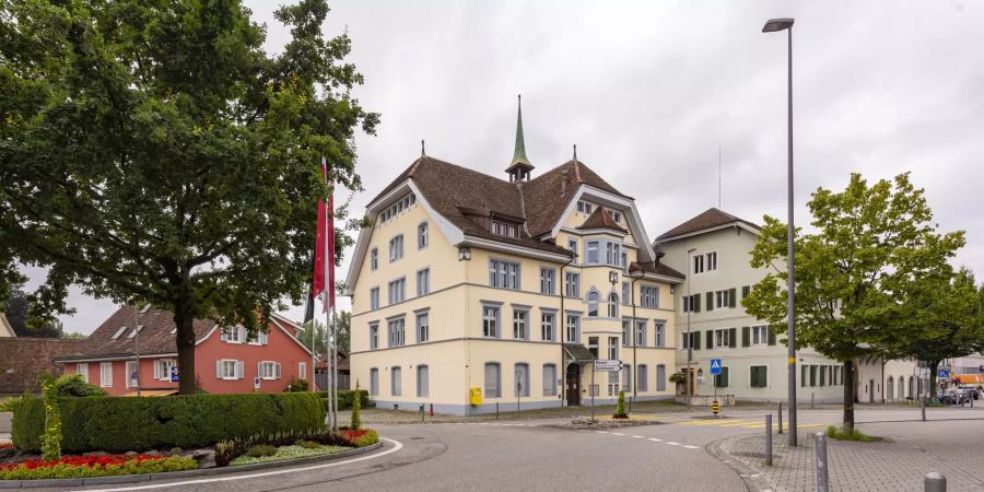 Amtshaus des Kantons Solothurn in Dornach mit dem Betreibungsamt, Grundbuchamt, Richteramt, Kreiskommando und Veranlagungsbehörde.