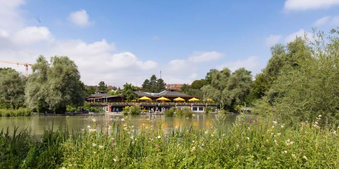 Münchenstein. Der Park im Grünen, (vormals Grün80) lockt Besucher mit Gärten, TeichenGrillstellen, Spielplätzen und einer lauschigen Gartenbeiz. Münchenstein. Der Park im Grünen, (vormals Grün80) lockt Besucher mit Gärten, TeichenGrillstellen, Spielplätzen und einer lauschigen Gartenbeiz.