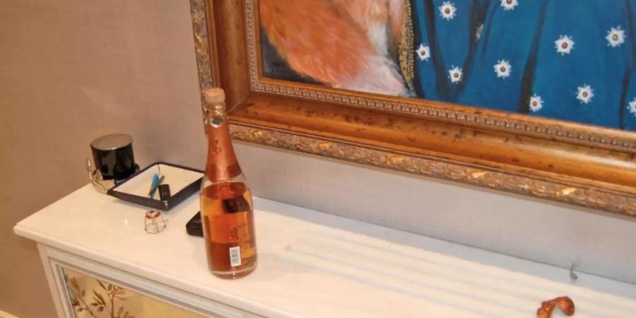 Eine geöffnete 500-Pfund-Flasche Cristal-Champagner steht im Haus des verstorbenen Vichai Srivaddhanaprabha, nachdem die Einbrecher sie so hinterlassen hatten. Foto: Metropolitan Police/PA Media/dpa