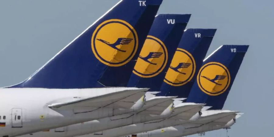 Passagiermaschinen der Lufthansa auf dem Rollfeld des Flughafens Frankfurt. Foto: Boris Roessler/dpa