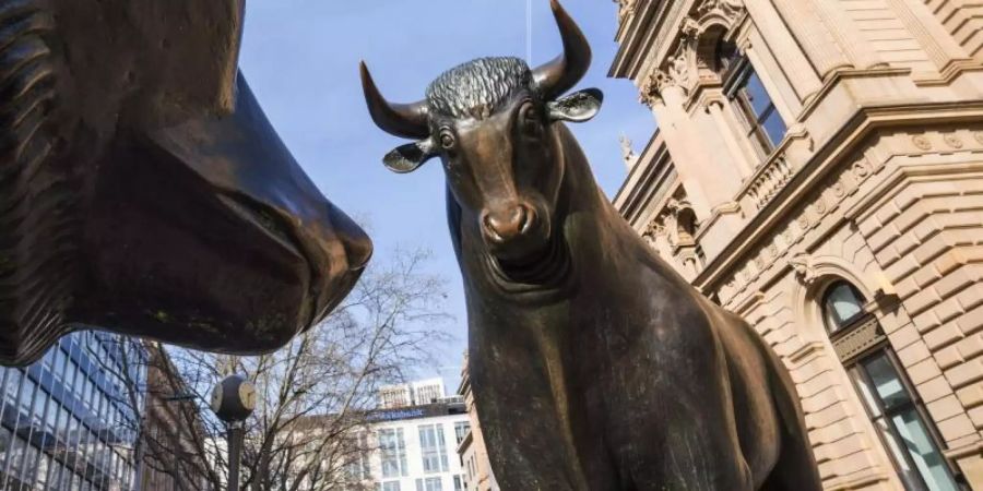 Der Bulle aus der Bronzeplastik «Bulle und Bär» vor dem Gebäude der Frankfurter Wertpapierbörse. Foto: Frank Rumpenhorst/dpa