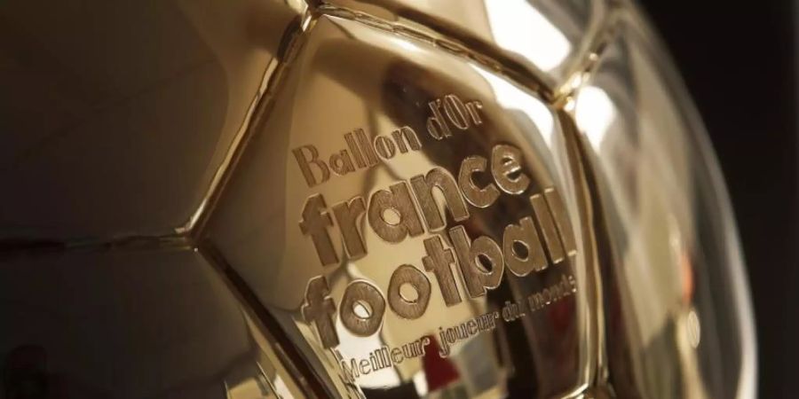 Ein angebliches Datenleck hat vor der Vergabe des Goldenen Balls für den weltbesten Fussballer für Diskussionen gesorgt. Foto: Chistophe Ena/AP/dpa