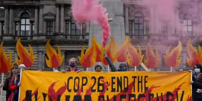 Klimaaktivisten haben den George Square in Glasgow vor der Weltklimakonferenz mit einer Kunstinstallation aus künstlichen Flammen, Rauch, Bannern und riesigen Feuerlöschern «in Brand gesetzt». Foto: Andrew Milligan/PA Wire/dpa Klimaaktivisten haben den George Square in Glasgow vor der Weltklimakonferenz mit einer Kunstinstallation aus künstlichen Flammen, Rauch, Bannern und riesigen Feuerlöschern «in Brand gesetzt». Foto: Andrew Milligan/PA Wire/dpa