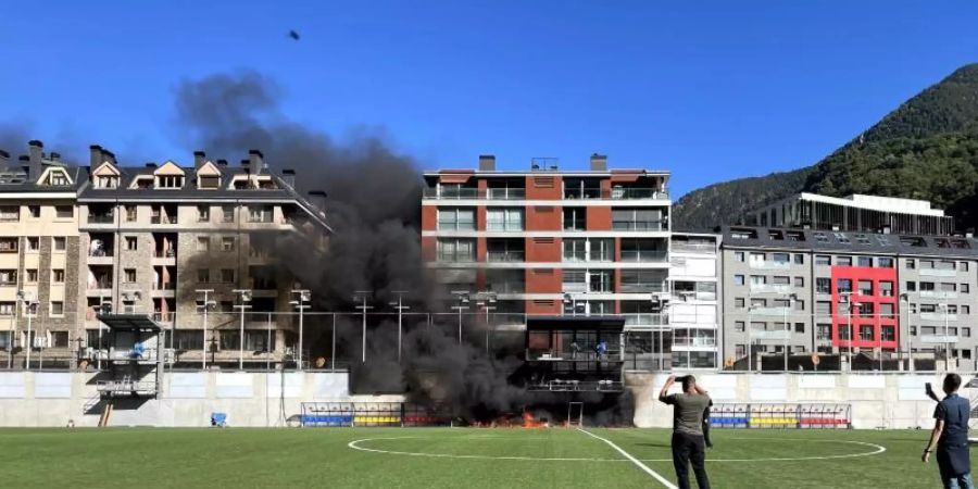 Der Brand im Nationalstadion von Andorra hat den Bühnenbau für Kommentatoren und Kameras zerstört. Foto: Simon Peach/PA Wire/dpa