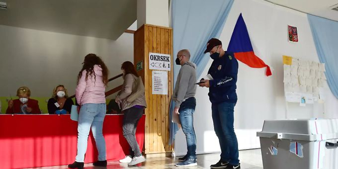 In Tschechien ist die zweitägige Parlamentswahl fortgesetzt worden. Einem Zwischenstand zufolge steuert der populistische Regierungschef Andrej Babis auf einen Sieg zu. Foto: Peøina Ludìk/CTK/dpa In Tschechien ist die zweitägige Parlamentswahl fortgesetzt worden. Einem Zwischenstand zufolge steuert der populistische Regierungschef Andrej Babis auf einen Sieg zu. Foto: Peøina Ludìk/CTK/dpa