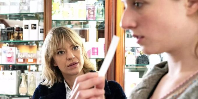 Ellen Berlinger (Heike Makatsch, l) versucht gemeinsam mit ihrer Zeugin Rosa (Henriette Nagel) herauszufinden, welches Parfum sie am Tatort gerochen hat. Foto: Bettina Müller/SWR/ARD/dpa Ellen Berlinger (Heike Makatsch, l) versucht gemeinsam mit ihrer Zeugin Rosa (Henriette Nagel) herauszufinden, welches Parfum sie am Tatort gerochen hat. Foto: Bettina Müller/SWR/ARD/dpa
