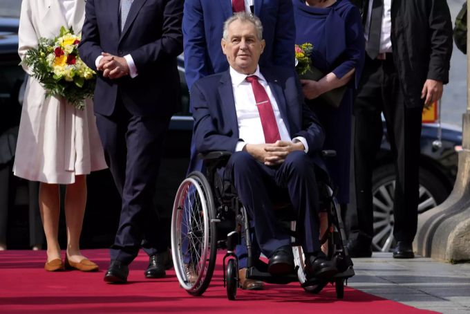 Tschechischer Präsident Milos Zeman im Rollstuhl Milo? Zeman