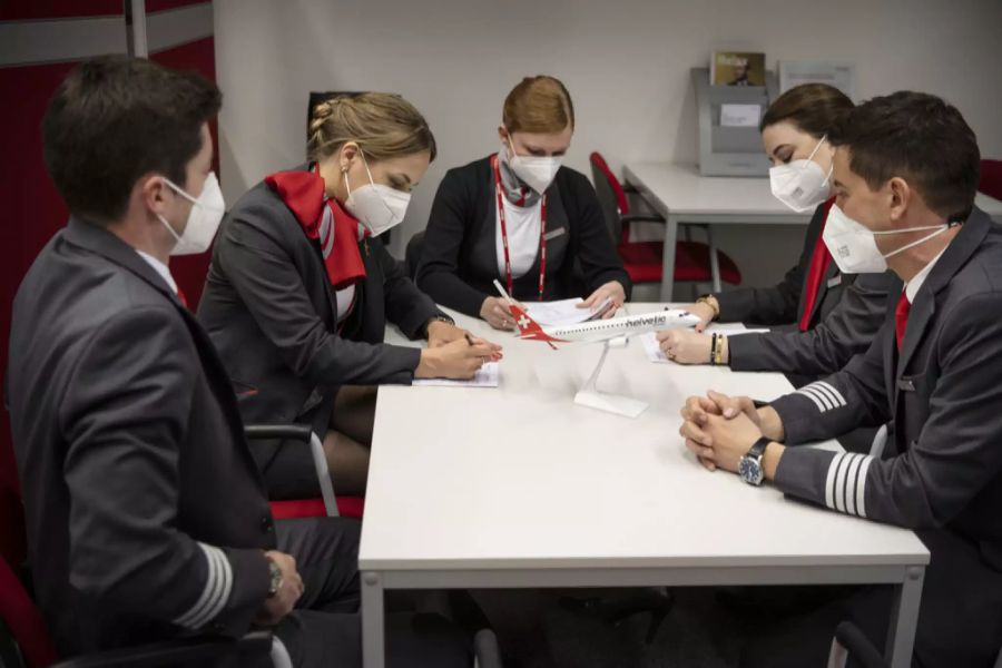 Die Maske dämpft den Schall, was es etwa bei Meetings (hier bei der Helvetic) schwieriger macht, sich zu verstehen.