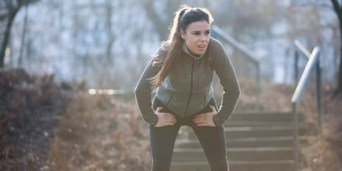 Lieber nur fit zum Sport – besonders Fieber ist ein sicheres Zeichen, lieber mal eine Sportpause einzulegen. Frau Joggen Pause Winter