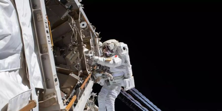 Ein Astronaut Luca Parmitano angebunden an der Internationalen Raumstation, während er Reparaturen vornummt. Foto: NASA/dpa