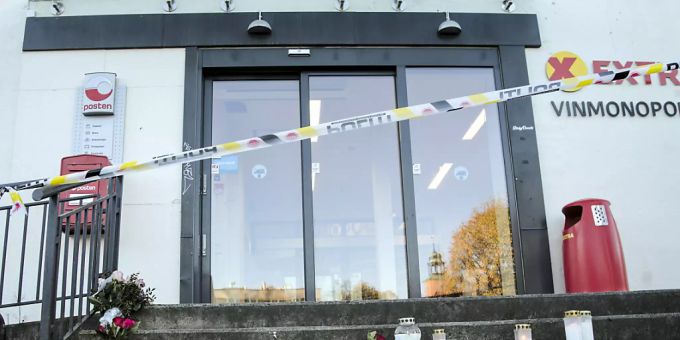 Vor einem Geschäft, das in die Gewalttat in der norwegischen Kleinstadt Kongsberg verwickelt war, stehen Blumen und Kerzen. Kongsberg-Täter