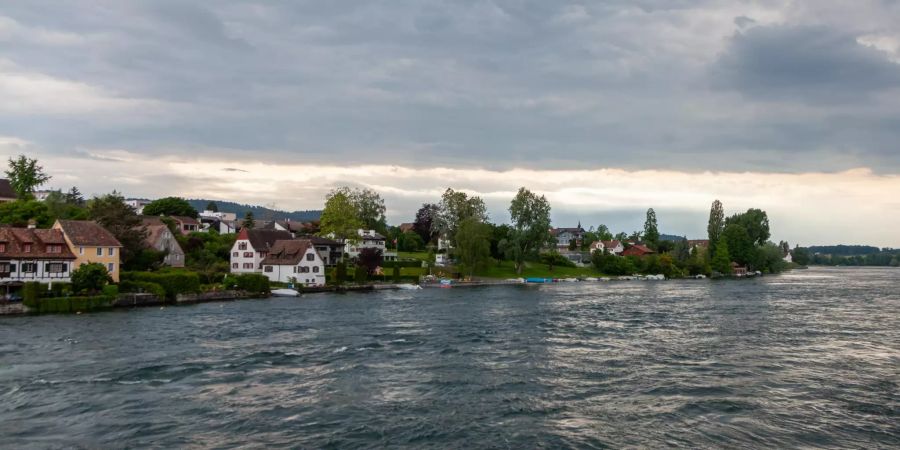 Aussicht über den Rhein und das Schwimmbad Espi in Stein am Rhein.