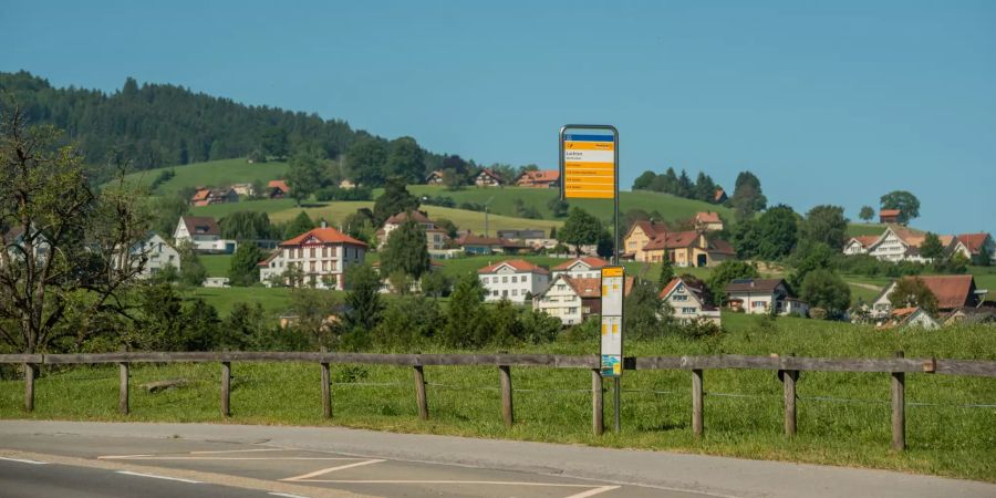 Die Postautohaltestelle Luften in Richtung Wolfhalden Dorf (AR).