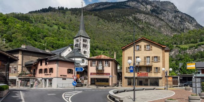 Marktplatz in Naters. Hinten der Kirchturm der katholischen Kirche St. Mauritiuns. Marktplatz in Naters. Hinten der Kirchturm der katholischen Kirche St. Mauritiuns.