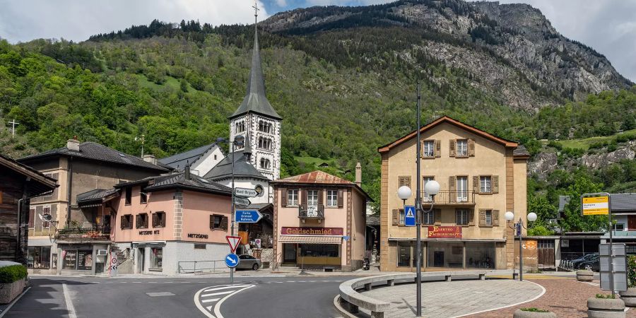 Marktplatz in Naters. Hinten der Kirchturm der katholischen Kirche St. Mauritiuns.