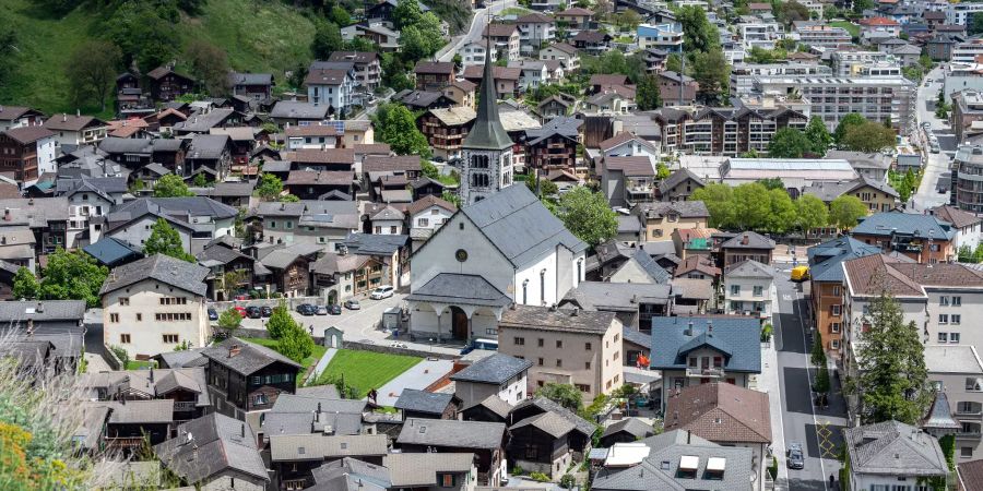 Blick auf das alte Naters. In der Bildmitte die katholische Kirche St. Mauritius.