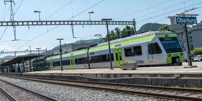 BLS Bahnhof Oberburg mit BLS Zugskomposition. BLS Bahnhof Oberburg mit BLS Zugskomposition.