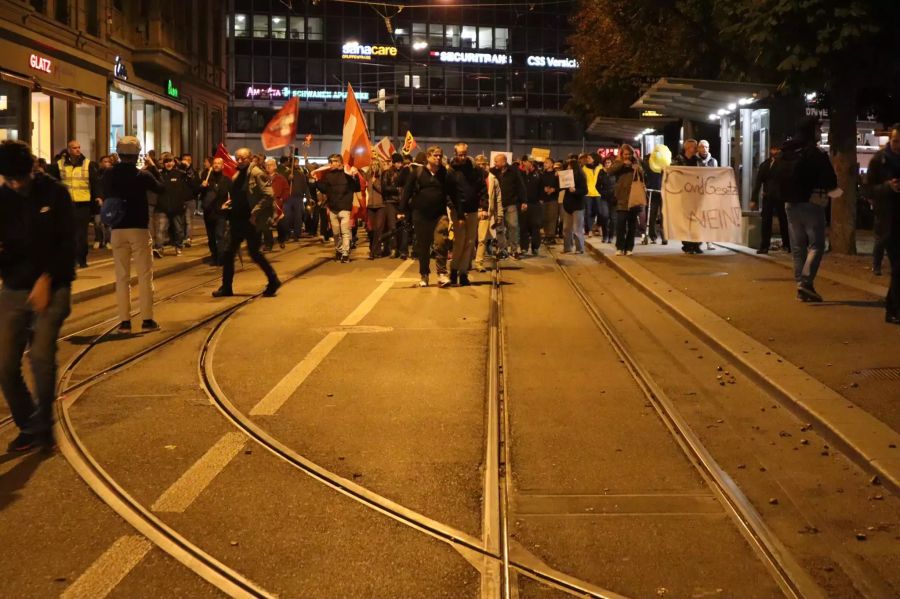 Der Demo-Zug zieht in Richtung Bundesplatz los.