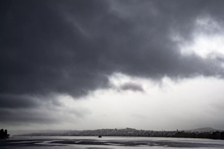 Dunkle Wolken über dem Zürichsee bei Zürich. (Keystone)