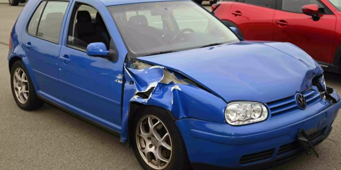 An den Fahrzeugen entstand Sachschaden in der Höhe von rund 10'000 Franken. Unfall