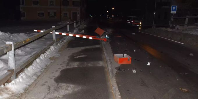 Unfallstelle in Samedan mit beschädigter Barriere. Kantonspolizei Graubünden