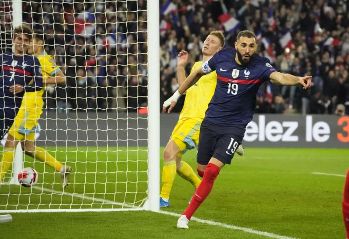 Karim Benzema jubelt über sein Tor gegen Kasachstan in der WM-Qualifikation. Frankreich Kasachstan Karim Benzema