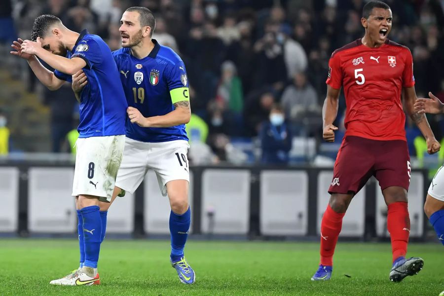 Jorginho (l.) verschiesst kurz vor dem Schlusspfiff einen Penalty.