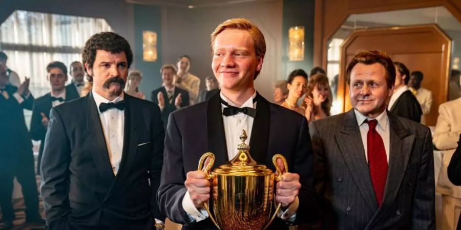 Bruno Alexander (M) spielt den 17-jährigen Boris Becker, der einst als erster Deutscher Wimbledon gewonnen hat. Foto: Wolfgang Ennenbach/RTL+/dpa