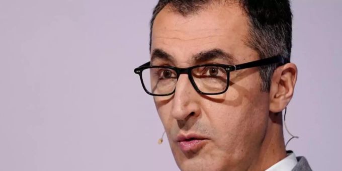 Landwirtschaftsminister Cem Özdemir will gesunde Ernährung in Deutschland fördern. Foto: Kay Nietfeld/dpa Landwirtschaftsminister Cem Özdemir will gesunde Ernährung in Deutschland fördern. Foto: Kay Nietfeld/dpa