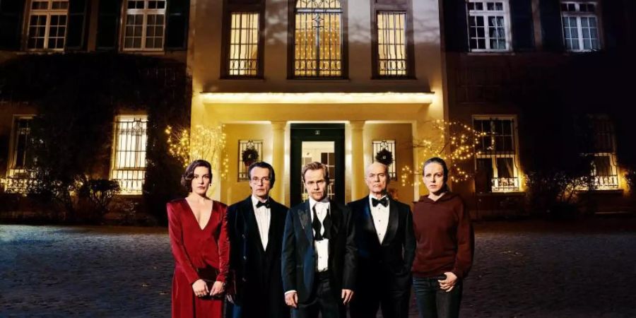 Von links: Marianne Becker (Katharina Lorenz), Eric Claus Becker (Lucas Gregorowicz), Thomas Becker (Matthias Koeberlin), Henry Becker (Heiner Lauterbach) und Karoline Siebert (Petra Schmidt-Schaller). Foto: Wolfgang Ennenbach/ZDF /dpa