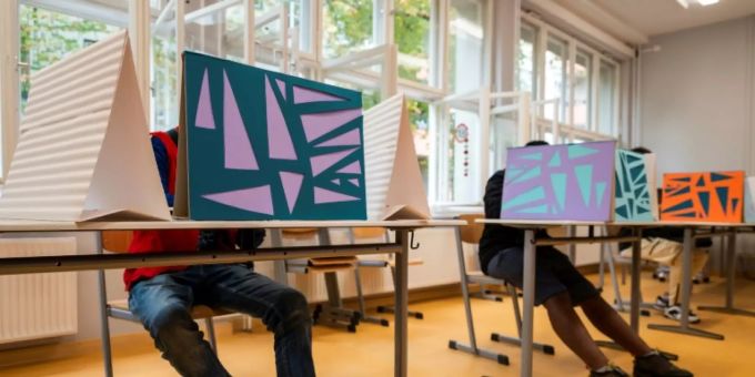 Schüler in Berlin bei Testabstimmung zu Kommunalwahl Schüler in Berlin bei Testabstimmung zu Kommunalwahl