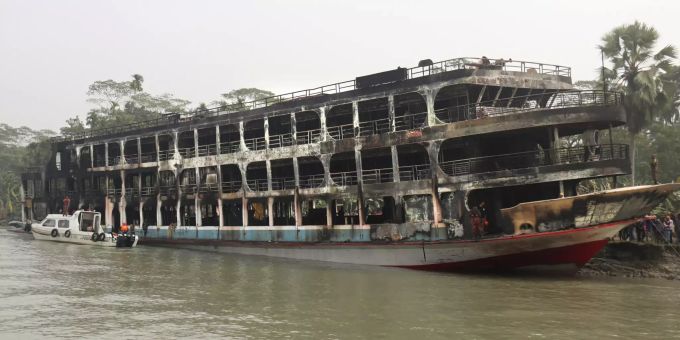 Nach dem Fährunglück in Bangladesch mit mindestens 39 Toten suchen Rettungskräfte noch immer nach Dutzenden Vermissten. Bangladesh Ferry Fire