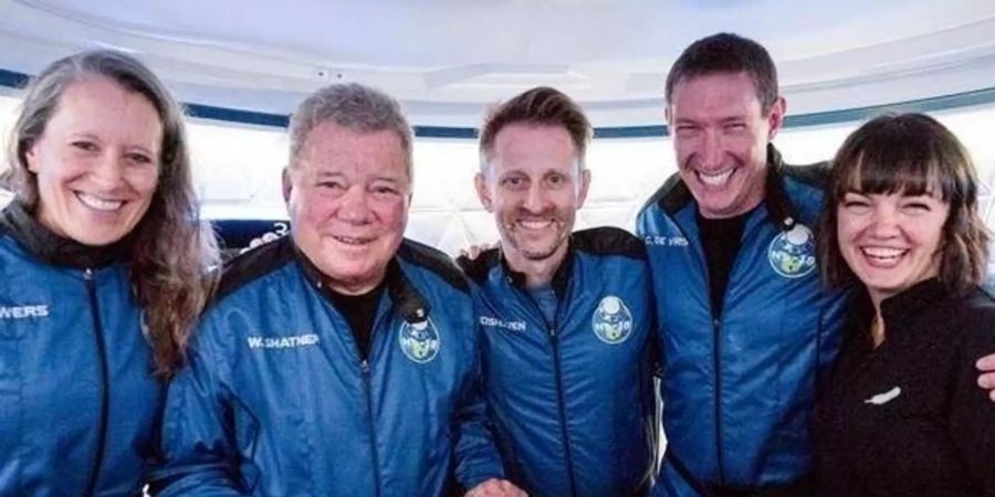 William Shatner (2. v. r.) mit seiner Weltraum-Crew.