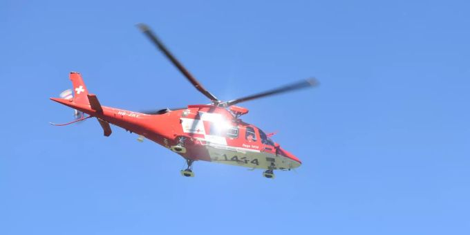 Der Gleitschirmpilot verletzte sich schwer und wurde von einer Regacrew betreut. Kantonspolizei Graubünden