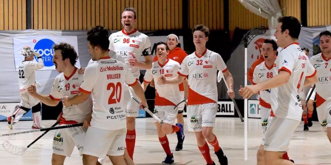 Ad Astra Sarnen jubelt in einem Spiel gegen den UHC Thun. Ad Astra Sarnen